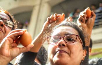 ডিম নিয়ে বিক্ষোভ করছেন আইনজীবীরা