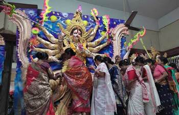 রঙিন মুখে মাকে বিদায় দিয়েছে সনাতন ধর্মাবলম্বীরা