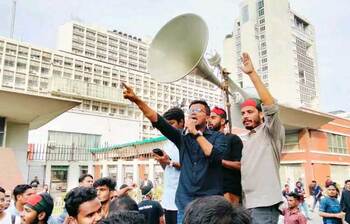 সচিবালয় ঘিরে রেখেছে জবি শিক্ষার্থীরা