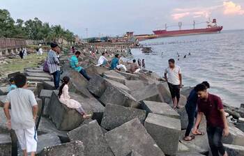আকিলপুর সমুদ্রসৈকতে মুগ্ধ পর্যটকরা