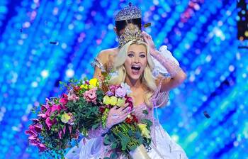 মিস ইউনিভার্সের মুকুট জিতলেন ভিক্টোরিয়া