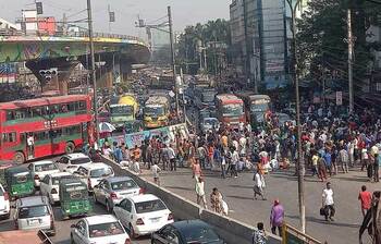 রাজধানীজুড়ে ব্যাটারিচালিত রিকশাচালকদের অবরোধ