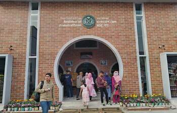 বাণিজ্যমেলায় নজর কাড়ছে কারাপণ্য