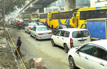 খোঁড়াখুঁড়ি ও অবৈধ পার্কিংয়ে সড়কজুড়ে যানজট