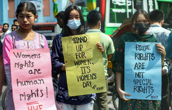 ধর্ষণের প্রতিবাদে বিশেষ দিনে পথে নেমেছেন নারীরা