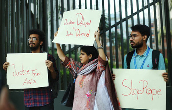 ধর্ষকদের বিচারের দাবিতে প্ল্যাকার্ড হাতে প্রতিবাদ