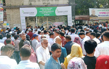 পরীক্ষার হলে শিক্ষার্থীরা, বাইরে অভিভাবকদের ভিড়