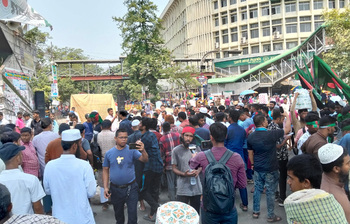 ৩ দাবিতে ব্লকেড কর্মসূচি পালন করছে ছাত্র-জনতা