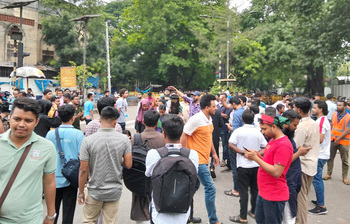 জবি শিক্ষার্থীদের স্লোগানে স্তব্ধ রাজধানীর ব্যস্ত মোড়