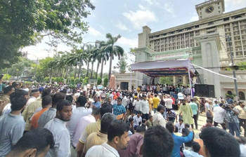 আজও নগর ভবনের সামনে ইশরাক সমর্থকরা