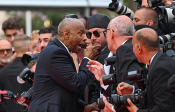 লাল গালিচায় ফ্ল্যাশলাইটের মাঝে উত্তেজিত ডেনজেল