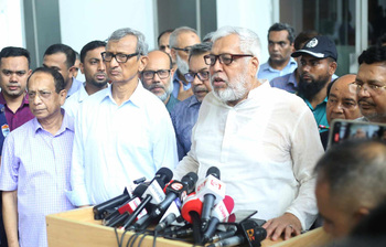 টিকিট ব্যবস্থা ও যাত্রী সেবায় নজর, কমলাপুর ঘুরলেন রেল উপদেষ্টা