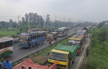 যানজটে আটকে আছে ঈদ আনন্দ, মহাসড়কে দীর্ঘশ্বাস