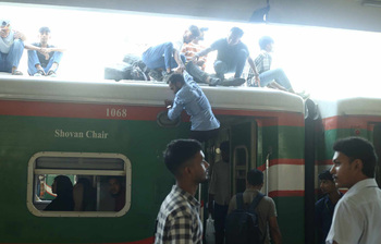 প্ল্যাটফর্মে প্রতীক্ষা, ছাদে রওয়ানা: বাড়ির টানে অসম লড়াই