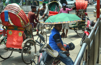 গরমে যখন সবাই পালায়, তারা তখনও পথে