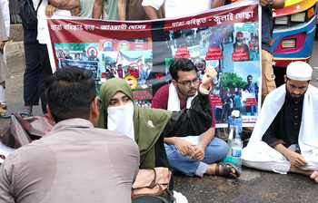 বইয়ের বদলে প্ল্যাকার্ড, শ্রেণিকক্ষের বদলে সড়কে ইউআইইউ শিক্ষার্থীরা