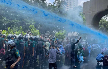 ভাইভা ফেলের প্রতিবাদে গ্রেনেড-জলকামানের জবাব