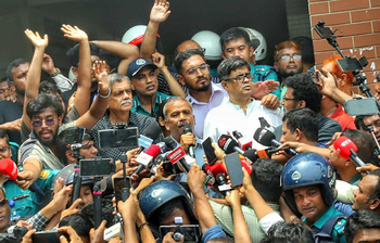 ভুয়া ভুয়া ধ্বনিতে থমকে যায় সংলাপ