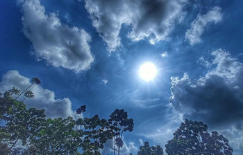 রোদ আর নীল আকাশের মিলনে ঢাকা হয়ে উঠলো কবিতার মতো