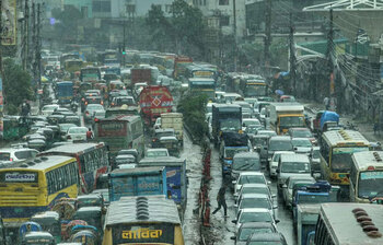ঢাকায় মুষলধারে বৃষ্টি, রাস্তায় তীব্র যানজট