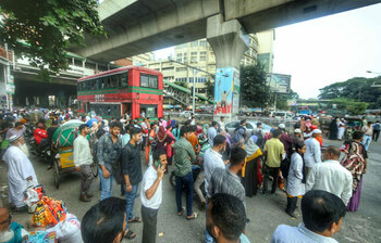 মেট্রোরেল বন্ধ, যাত্রীর চাপ বেড়ে গেছে ফার্মগেটে