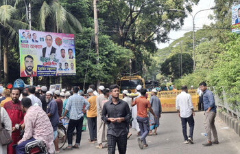 রাজধানীর রাস্তায় গণভোটের স্লোগান, যানজটে সাধারণ মানুষ