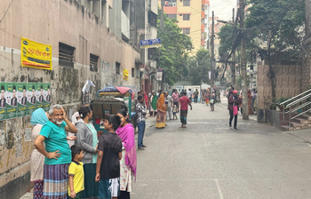 শক্তিশালী ভূমিকম্পে আতঙ্কিত মানুষ