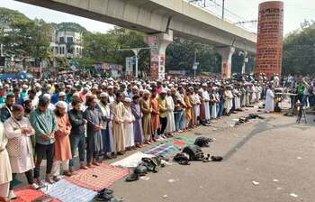 রাজপথে প্রতিবাদ, রাজপথেই ইবাদত