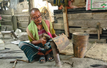 হারিয়ে যাচ্ছে শরীয়তপুরের কাঁসা-পিতল শিল্প