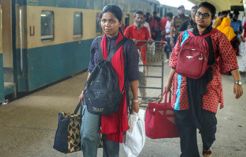 স্মৃতির গন্ধ মেখে ঢাকায় ফেরা ক্লান্ত মানুষ