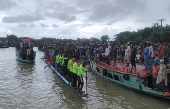 মেঘ-বৃষ্টি ভুলে নৌকাবাইচে মাতলো সুনামগঞ্জবাসী