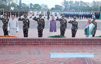 স্বাধীনতা দিবসে স্মৃতিসৌধে ভুটানের রাজার শ্রদ্ধা