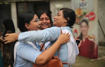 উল্লাসে মেতেছে শিক্ষার্থীরা