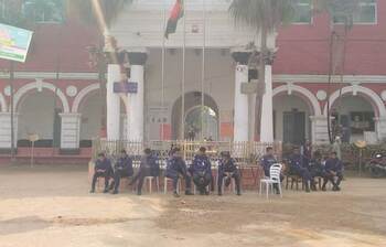 কলেজ বন্ধ হলেও হল ছাড়তে নারাজ শিক্ষার্থীরা