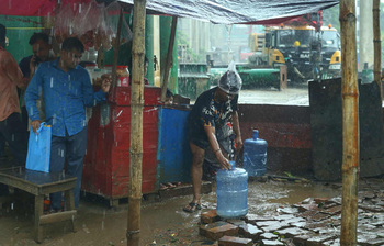 হঠাৎ বৃষ্টিতে দিশেহারা নগরবাসী