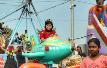 বাণিজ্যমেলায় আনন্দে মেতেছে শিশুরা