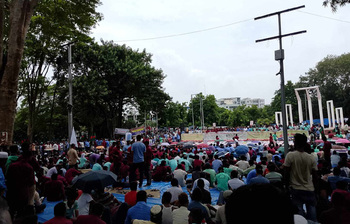 শহীদ মিনারে পল্লী বিদ্যুৎ কর্মীদের টানা অবস্থান