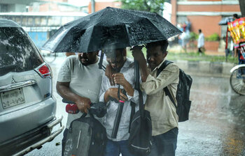 ঢাকার রাস্তায় রোদ-বৃষ্টি খেলা