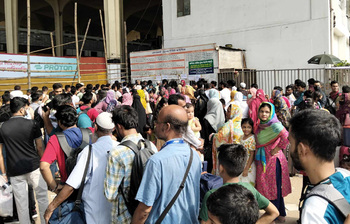 ট্রেন ছাড়ার আগে ছুটছে মানুষ, কমলাপুরে ঈদের উন্মাদনা