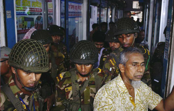 ঈদের ভাড়া নিয়ে নৈরাজ্য, মাঠে সেনাবাহিনী