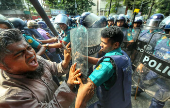 শাহবাগে প্রতিবন্ধী চাকরিপ্রত্যাশীদের সঙ্গে পুলিশের ধস্তাধস্তি