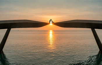 চুমু খাওয়ার জন্য বানানো হয়েছে যে সেতু