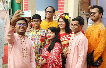 জগন্নাথ হলে চলছে বিদ্যাদেবীর অর্চনা