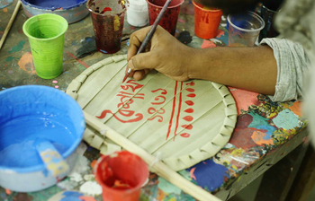 চারুকলায় মঙ্গল শোভাযাত্রার শেষ মুহূর্তের প্রস্তুতি