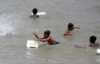 প্রাণোচ্ছল শিশুরা