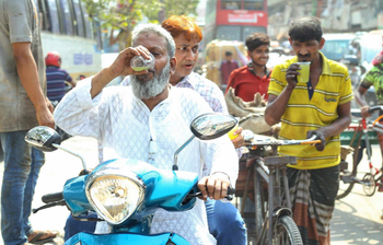 পথচারীদের শরবত খাওয়াতে ব্যস্ত স্বেচ্ছাসেবীরা