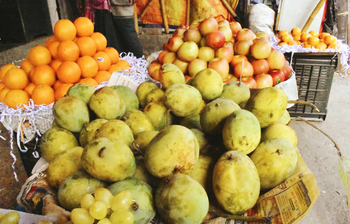বাজারে মিলছে রসালো আম