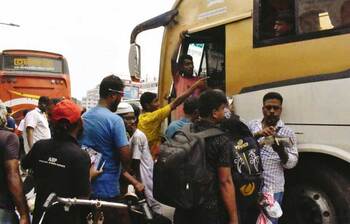 নাড়ির টানে বাড়িমুখী মানুষ