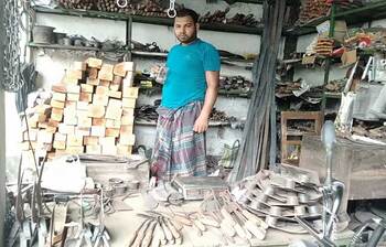 টুং টাং শব্দে মুখর বেনাপোলের কামারপল্লি