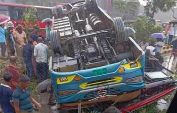 সীতাকুণ্ডে উল্টে গেছে যাত্রীবাহী বাস